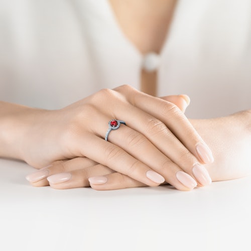 Pierścionek zaręczynowy This is Love: białe złoto, rubin